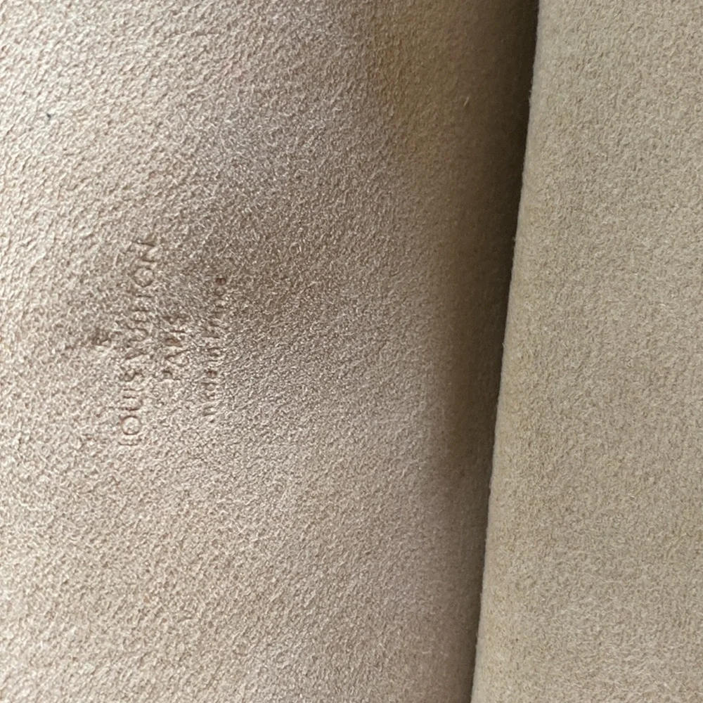Louis Vuitton. Beverly Handbag GM - Picture 10 of 16